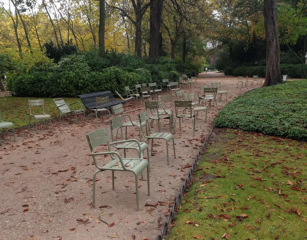 Eiserne Sessel stehen in einem Park
