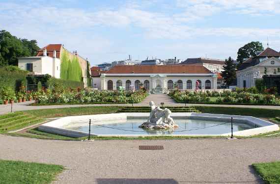 Kammergarten im Belvedere mit Brunnen und Blumenparterre
