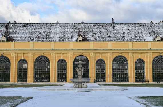 Frontalansicht des Schönbrunner Orangeriegebäudes nach leichtem Schneefall