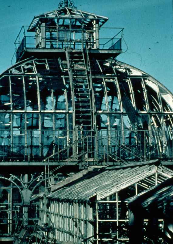 Blick auf die zerstörten Fenstern des Mittelpavillons, 1945