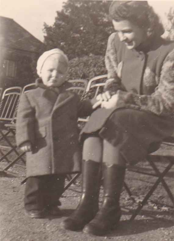 Mutter und Kind auf Sesseln vor dem Palmenhaus in Schönbrunn