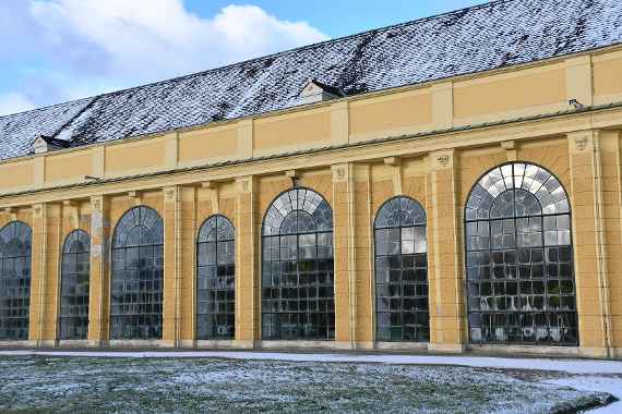 Ein Gebäude mit großen Fenstern im Winter