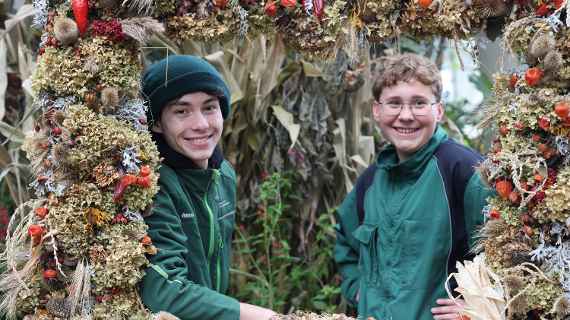 Lehrlinge der HBLFA für Gartenbau und Österreichische Bundesgärten in herbstlicher Deko
