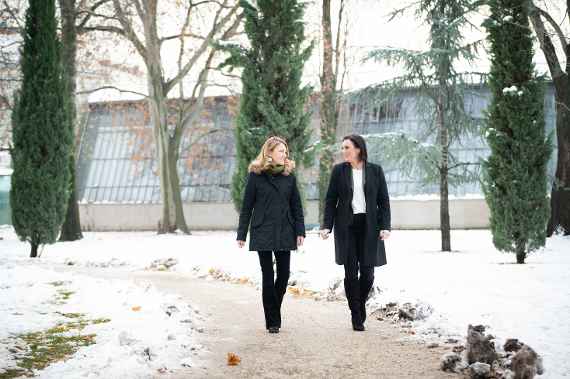 Katrin Völk und Bundesministerin Elisabeth Köstinger gehen auf einem Weg durchs verschneite Ambrosi-Areal
