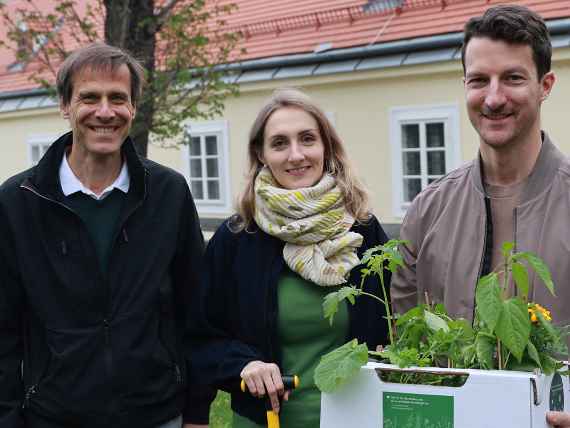 Unser Gemüsebauexperte Wolfgang Palme mit glücklichen Gewinnern