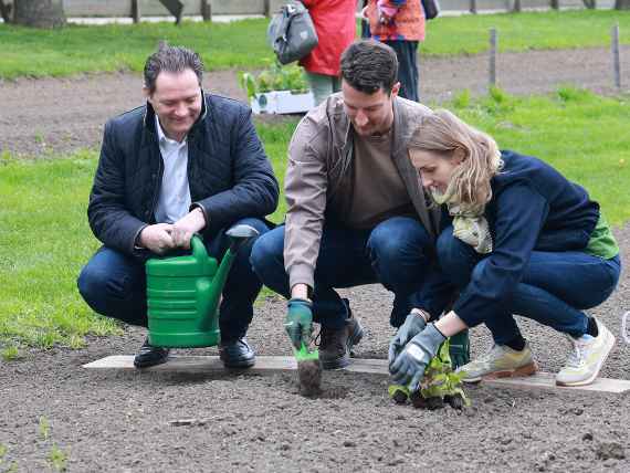 Minister Totschnig bei der Beetübergabe