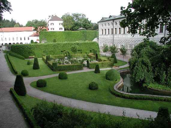 zu sehen ist ein großes Gebäude in einem großen Park mit Grünflächen