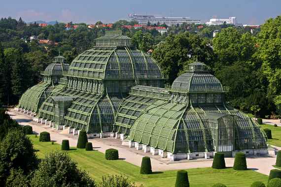 zu sehen ist das Große Palmenhaus im Schlosspark Schönbrunn