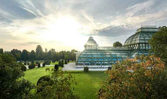 zu sehen ist ein großes Glashaus in einem Park