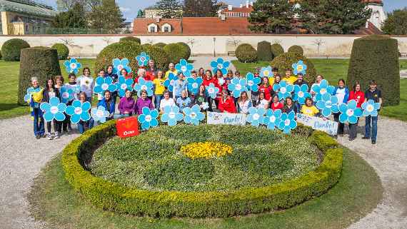 Mitglieder gemeinnütziger Vereine bei einem Gruppenfoto im Schlosspark