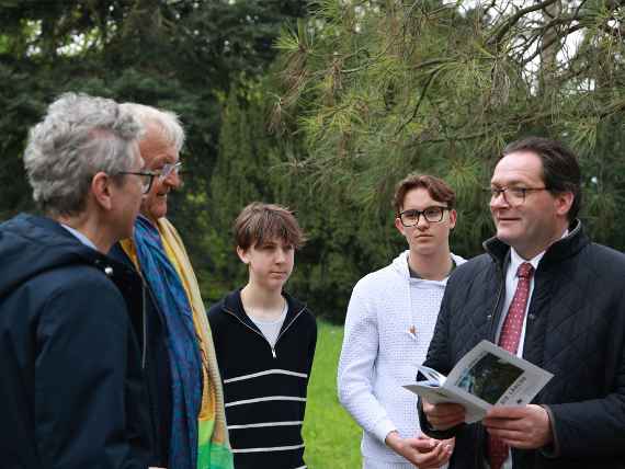 Bei der Baumpflanzung