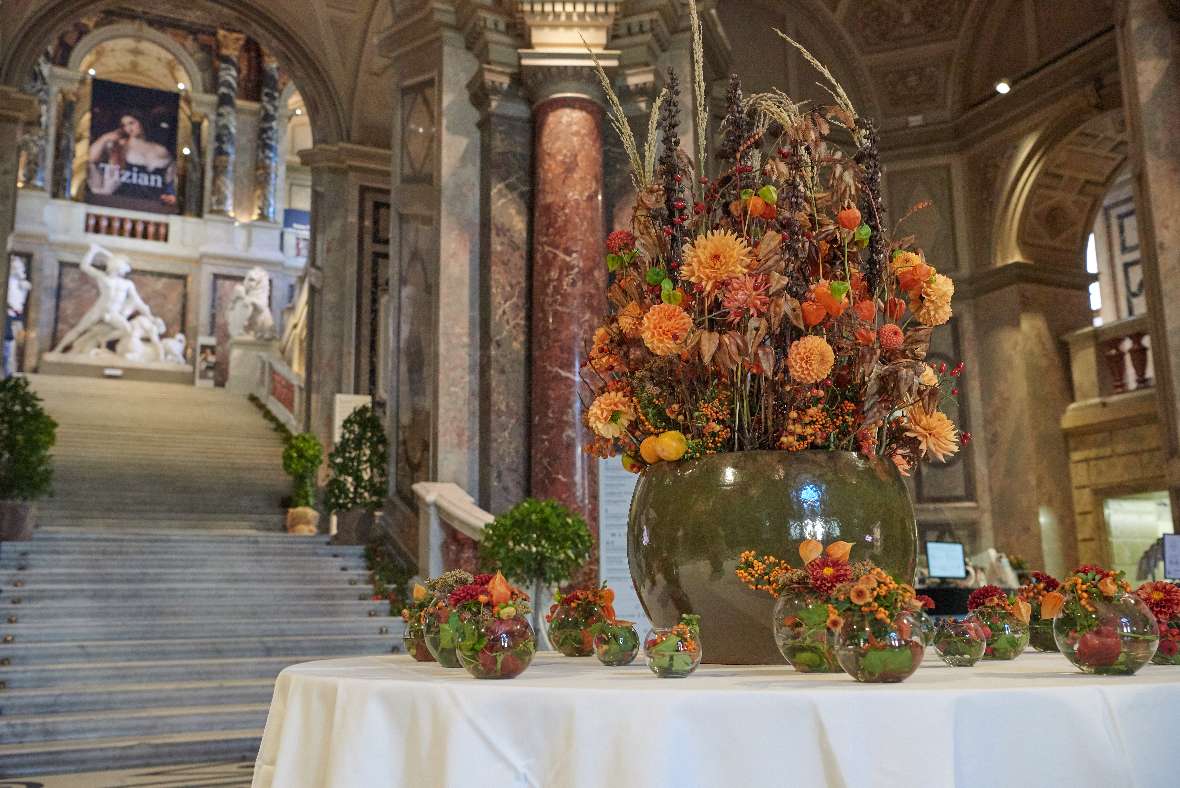 Prachtvoller Blumenstrauß im Foyer des Kunsthistorischen Museums