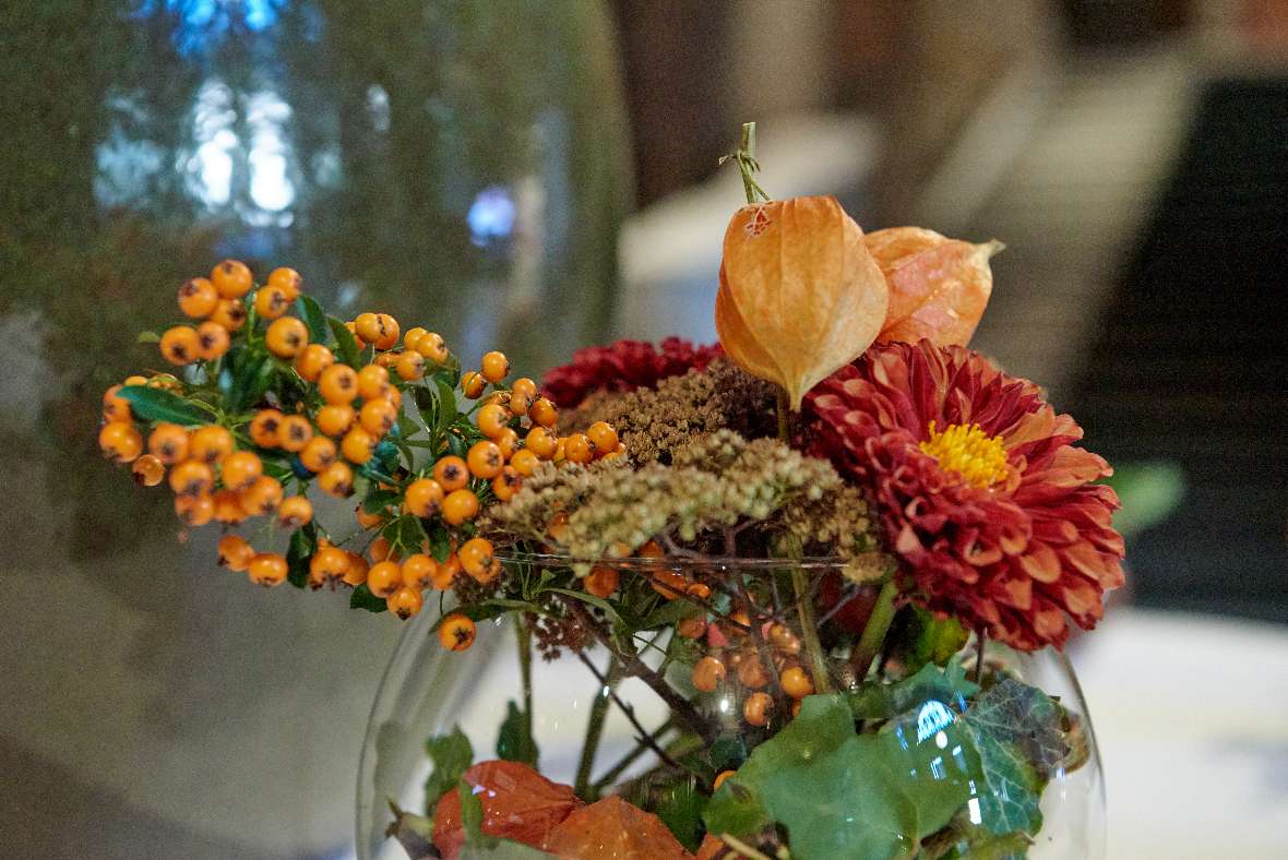 Eine der kleinen Vasen mit Detailaufnahmen von Vogelbeeren, Physalis und Dahlien.