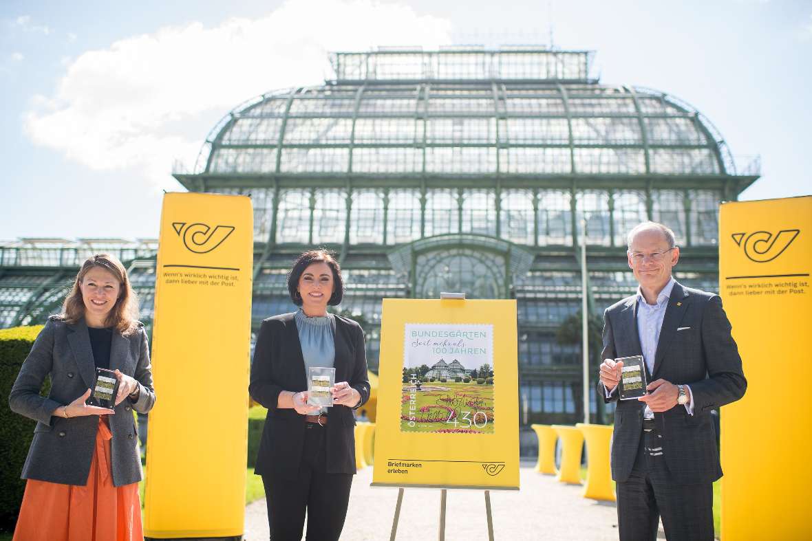 Bundesministerin Elisabeth Köstinger und Walter Oblin, Generaldirektor-Stellvertreter und Vorstand für Brief und Finanzen der Österreichischen Post AG, stellten anlässlich des 100-Jahr-Jubiläums der Bundesgärten eine nach Rosen duftende Sonderbriefmarke des Palmenhauses in Schönbrunn vor.