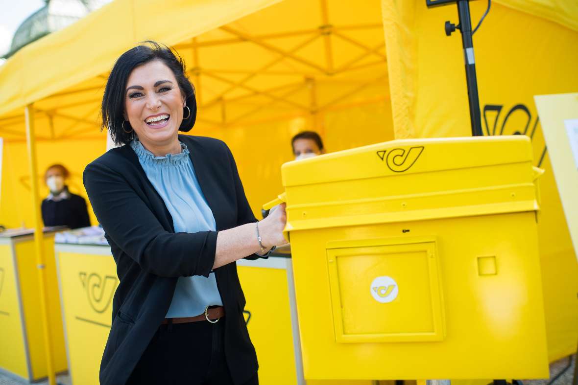 Bundesministerin Elisabeth Köstinger und Walter Oblin, Generaldirektor-Stellvertreter und Vorstand für Brief und Finanzen der Österreichischen Post AG, stellten anlässlich des 100-Jahr-Jubiläums der Bundesgärten eine nach Rosen duftende Sonderbriefmarke des Palmenhauses in Schönbrunn vor.