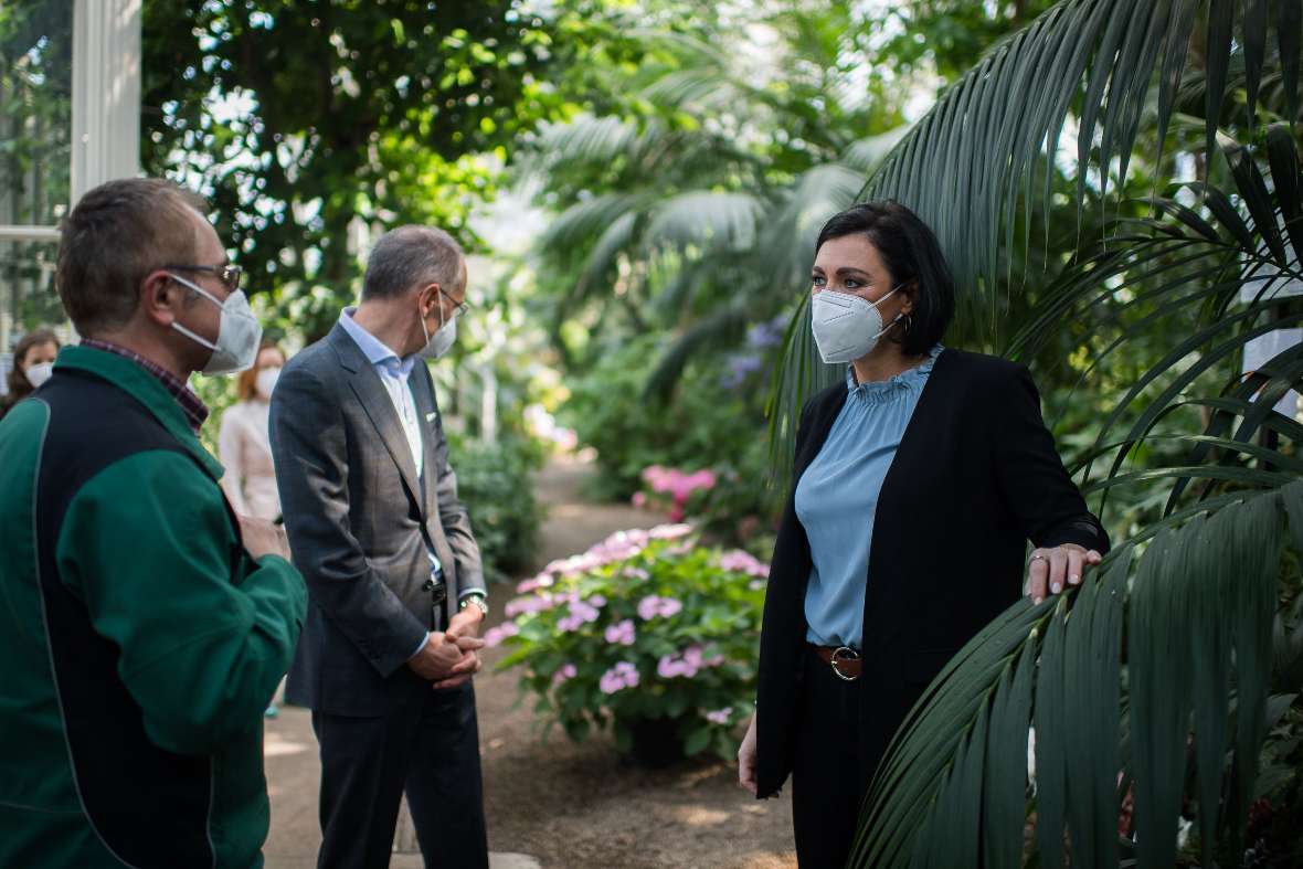 Bundesministerin Elisabeth Köstinger und Walter Oblin, Generaldirektor-Stellvertreter und Vorstand für Brief und Finanzen der Österreichischen Post AG, stellten anlässlich des 100-Jahr-Jubiläums der Bundesgärten eine nach Rosen duftende Sonderbriefmarke des Palmenhauses in Schönbrunn vor.