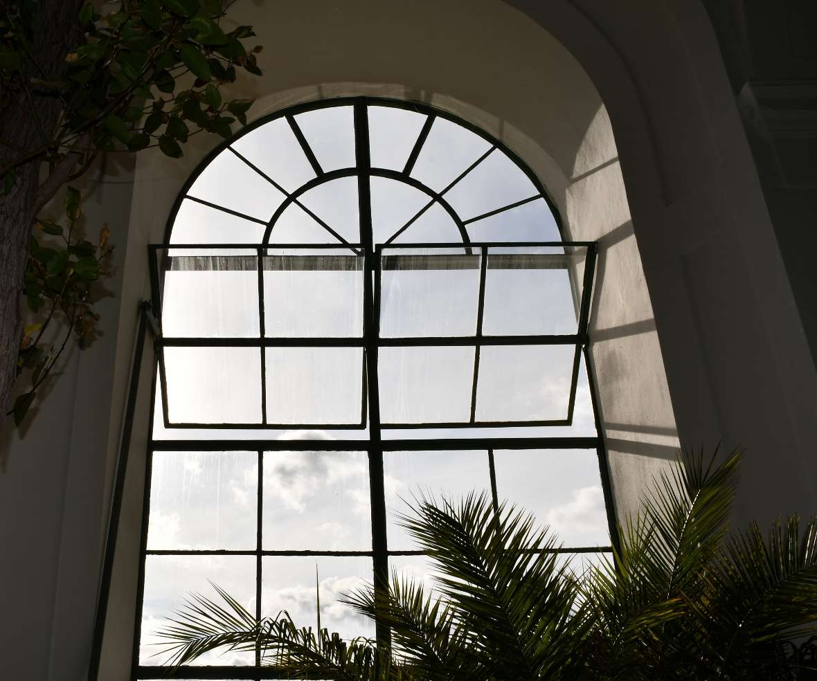 Fenster mit geöffneter Lüftungsklappe