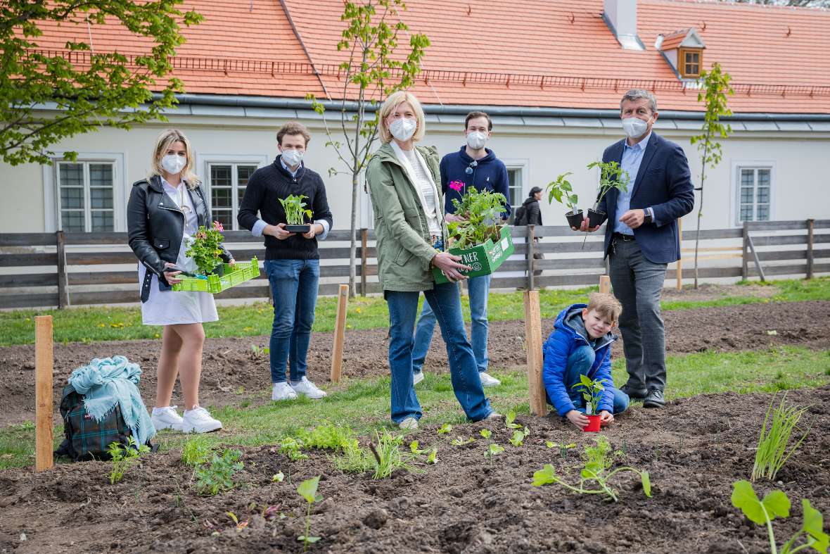 Eröffnung des Urban Gardening beim Augarten mit Josef Peck (Vorstand LGV Sonnengemüse) am 23. April 2021