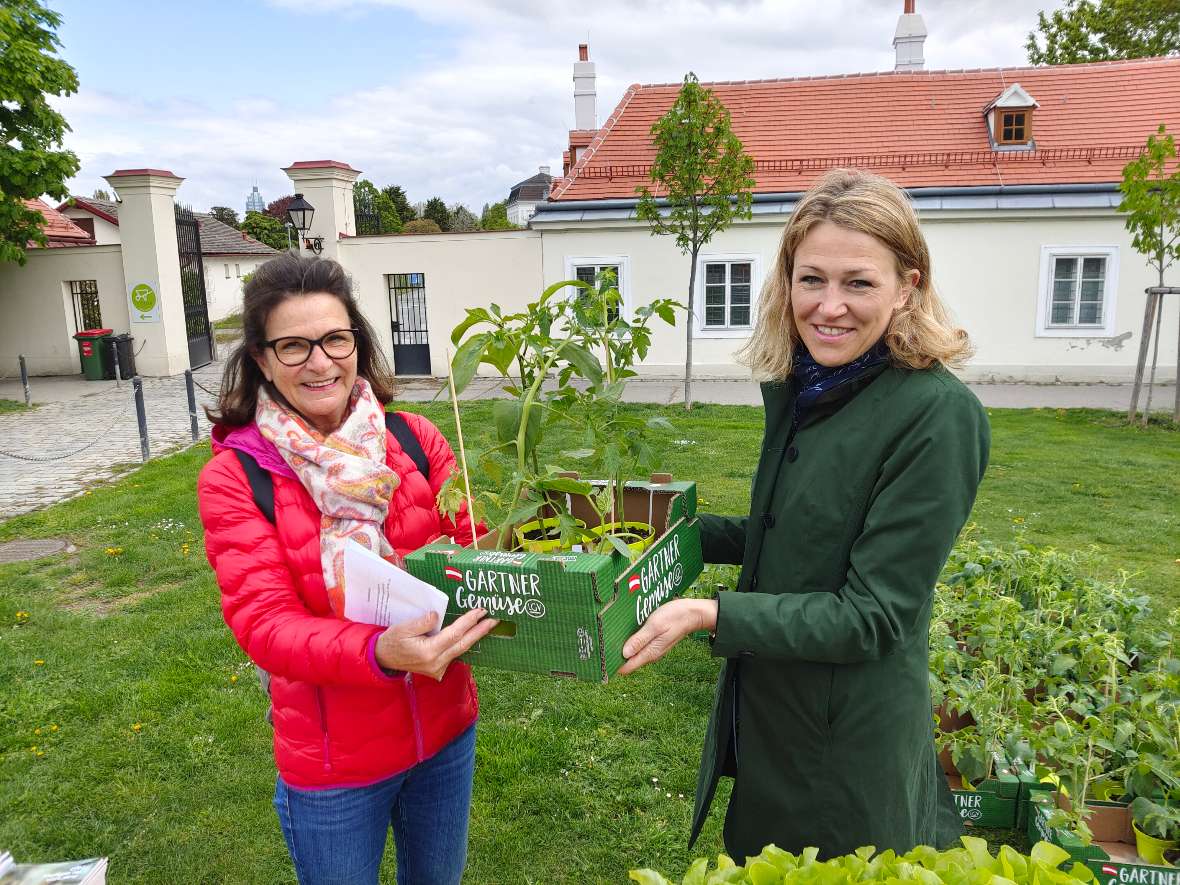 Dienststellenleiterin Katrin Völk übergibt ein Starterpaket an eine Beetgewinnerin