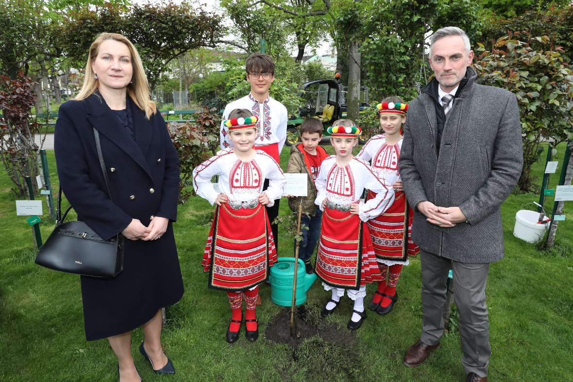 Gruppenfoto mit der Botschafterin Desislava Naydenova-Gospodinova und Leiter der ÖBG Gerd Koch