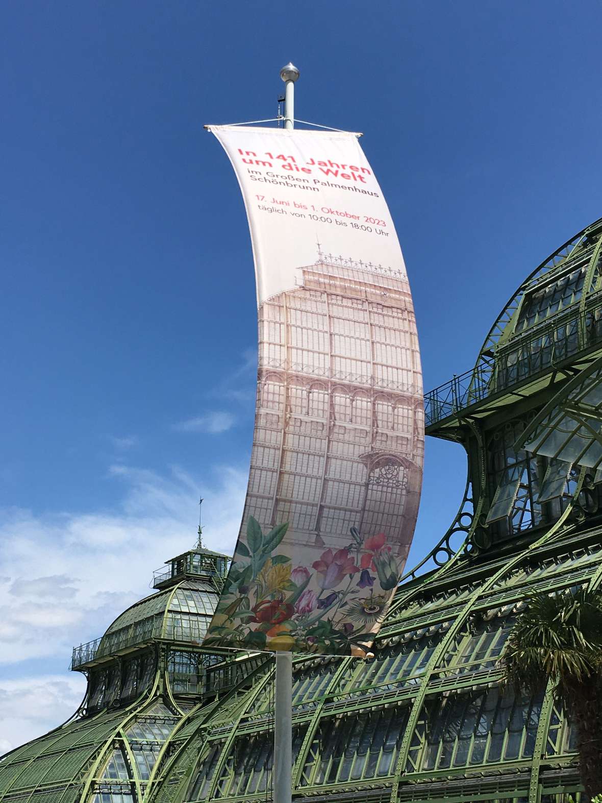 Wehende Fahne vor dem Palmenhaus