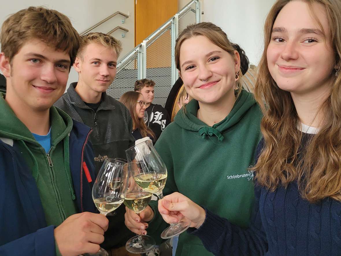 Schüler bei der Weinverkostung