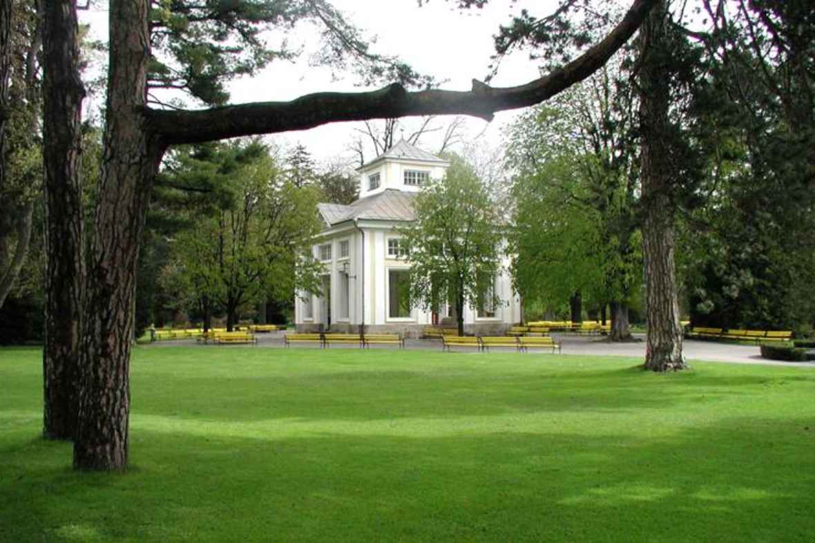 Pavillion im Hofgarten Innsbruck, grüne Wiese mit Bäumen