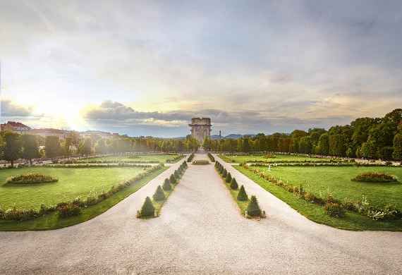 Augarten Paterre, im Hintergrund der Flakturm