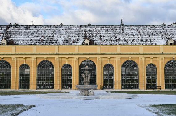 Frontalansicht des Schönbrunner Orangeriegebäudes nach leichtem Schneefall